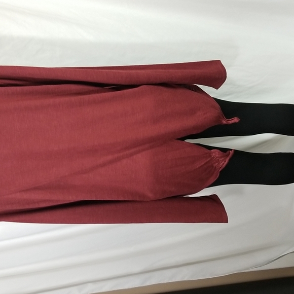 ASKYA LS XL TOP WITH OPEN SLIT BACK OR TIE IN BURGUNDY - Picture 5 of 8